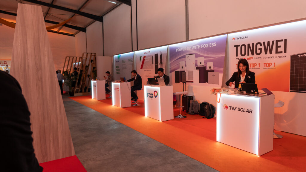 Parceiros presentes na Solarshop Experience - O evento que move o setor solar - Tongwei solar, Fox Ess, Weco, Hoymiles, DMEGC e Iskraemeco